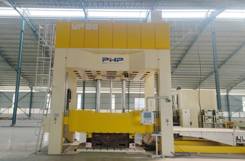 Servisní tým PHP úspěšně dokončil instalaci a zprovoznění 150tunového lisu na interiérové ​​díly v Indonésii