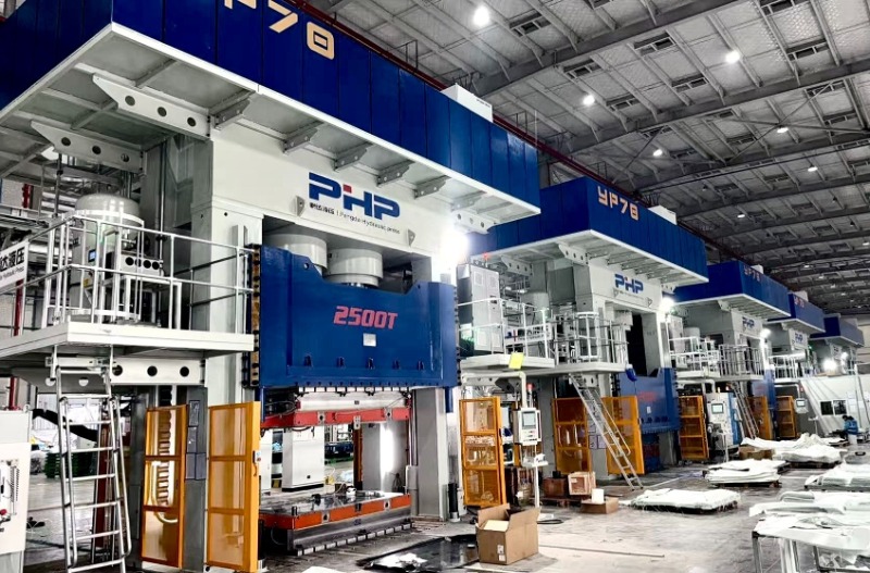 Jaké jsou výhody hydraulického lisu HP-RTM?